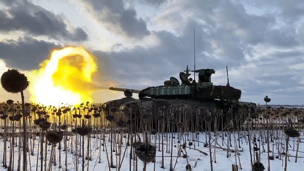 俄羅斯國防部展示了一段T-72主戰坦克和T-90M“突破”主戰坦克摧毀烏軍陣地的畫面 - 俄羅斯衛星通訊社