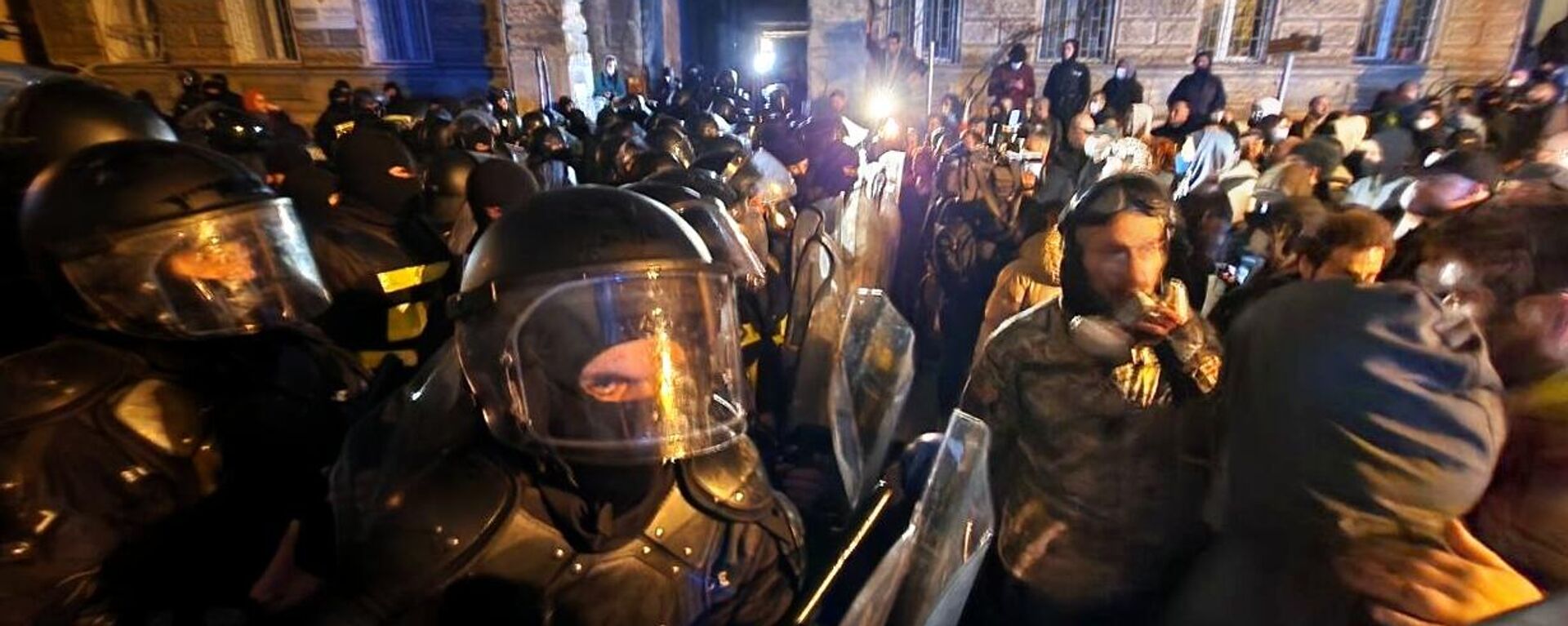特警和格鲁吉亚议会门前的示威人群 - 俄罗斯卫星通讯社, 1920, 09.03.2023