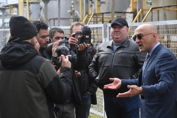 俄羅斯原子能電力公司（Rosenergoatom）總經理顧問卡查（Renat Karchaa）（右）在埃涅爾戈達爾的扎波羅熱核電站與記者們交談。 - 俄羅斯衛星通訊社