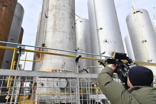 一名記者在扎波羅熱核電站拍攝炮擊破壞情況。 - 俄羅斯衛星通訊社