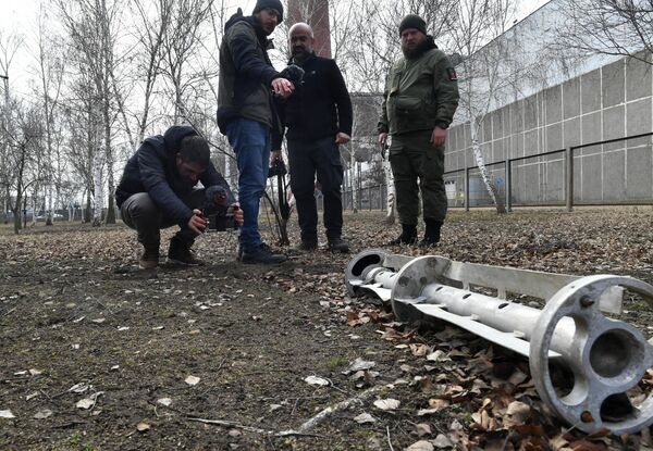 記者們在扎波羅熱核電站拍攝一枚炮彈。 - 俄羅斯衛星通訊社