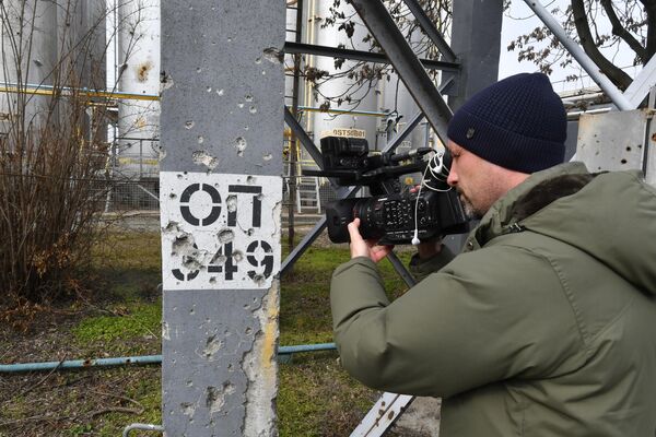 一名記者在拍攝扎波羅熱核電站的炮擊破壞情況。 - 俄羅斯衛星通訊社