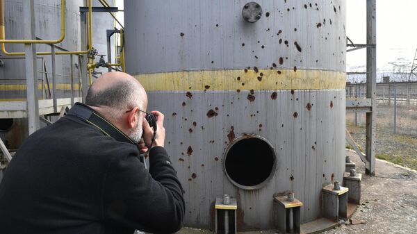 Журналист фотографирует повреждения от обстрелов на территории Запорожской АЭС в Энергодаре - 俄罗斯卫星通讯社