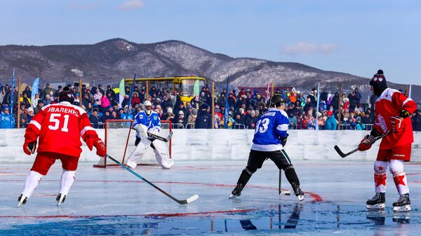 伊尔库茨克州大戈洛乌斯特诺耶镇，贝加尔湖冰球明星赛的参赛者们。 - 俄罗斯卫星通讯社