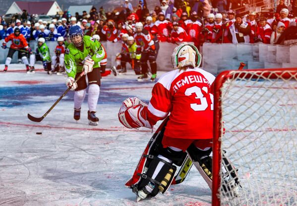 伊尔库茨克州大戈洛乌斯特诺耶镇，女子冰球赛的选手们在贝加尔湖冰球明星赛的框架下和著名冰球运动员维亚切斯拉夫·费季索夫同场竞技。 - 俄罗斯卫星通讯社