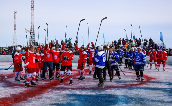 伊爾庫茨克州大戈洛烏斯特諾耶鎮，貝加爾湖冰球明星賽的參賽者們在賽前熱身。 - 俄羅斯衛星通訊社