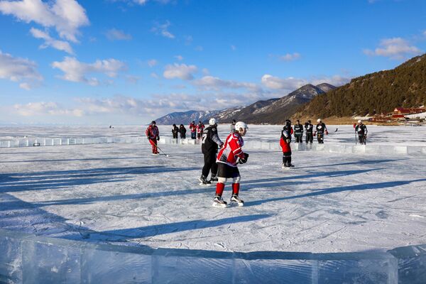 伊尔库茨克州大戈洛乌斯特诺耶镇，贝加尔湖冰球明星赛的参赛者们在赛前热身。 - 俄罗斯卫星通讯社