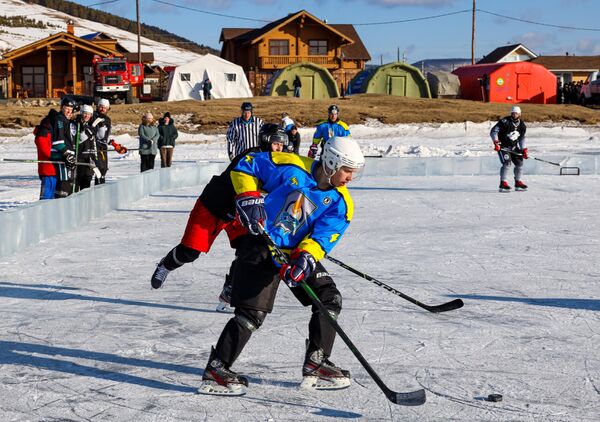 伊爾庫茨克州大戈洛烏斯特諾耶鎮，貝加爾湖冰球明星賽的參賽者們在賽前熱身。 - 俄羅斯衛星通訊社