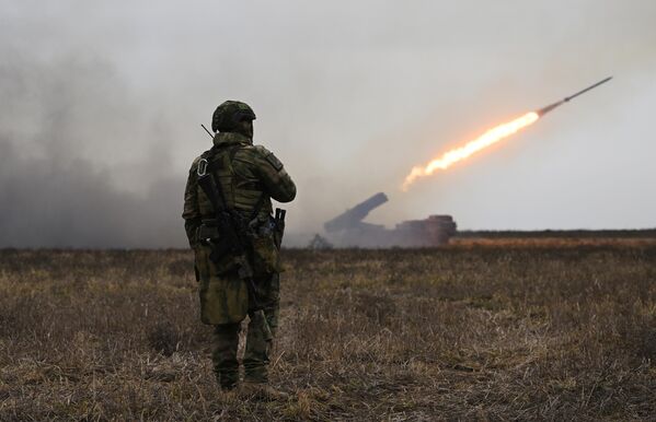 特别军事行动南区，俄罗斯武装力量“飓风”多管火箭炮炮兵班的战士向乌军阵地开火。 - 俄罗斯卫星通讯社
