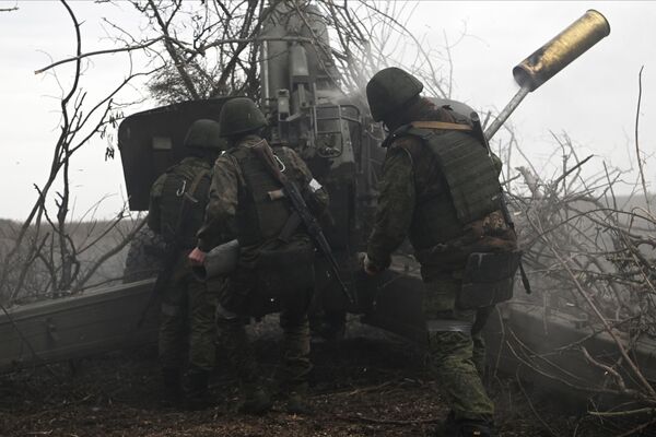 特別軍事行動南區，俄羅斯武裝力量的炮兵用“姆斯塔-B”榴彈炮向烏軍陣地開火。 - 俄羅斯衛星通訊社