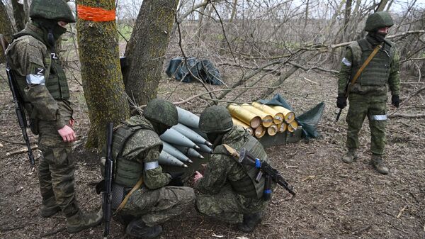 乌军司令部因弹药短缺强迫士兵在沼泽里寻找未爆炮弹