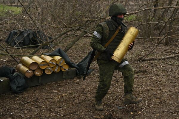 特別軍事行動南區，俄羅斯武裝力量的炮兵正在準備“姆斯塔-B”榴彈炮的炮彈。 - 俄羅斯衛星通訊社
