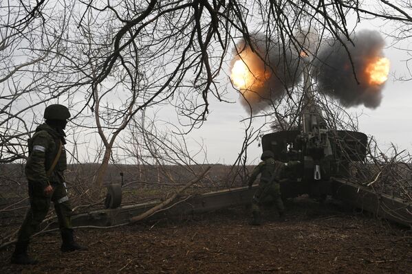 特別軍事行動南區，俄羅斯武裝力量的炮兵用“姆斯塔-B”榴彈炮向烏軍陣地開火。 - 俄羅斯衛星通訊社