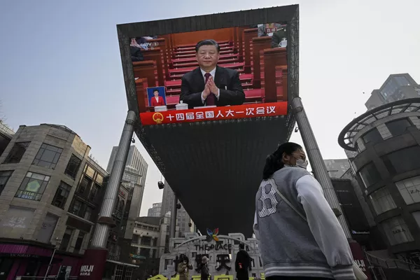 2023年3月5日,北京,一個戶外顯示屏上正在直播中國國家主席習近平在人民大會堂舉行的全國人大開幕會上的新聞。(照片:JADE GAO / AFP) 2023年3月5日,北京,一個戶外顯示屏上正在直播中國國家主席習近平在人民大會堂舉行的全國人大開幕會上的新聞。(照片:JADE GAO / AFP) - 俄羅斯衛星通訊社