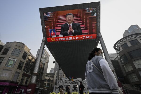 2023年3月5日，北京，一个户外显示屏上正在直播中国国家主席习近平在人民大会堂举行的全国人大开幕会上的新闻。(照片：JADE GAO / AFP) - 俄罗斯卫星通讯社