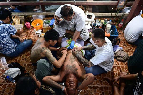 2023年3月4日，在泰国佛统府（Nakhon Pathom）Wat Bang Phra 佛寺的年度纹身节上，一名佛教信徒获得传统的“Sak Yant”纹身。(照片：MANAN VATSYAYANA / AFP) - 俄罗斯卫星通讯社