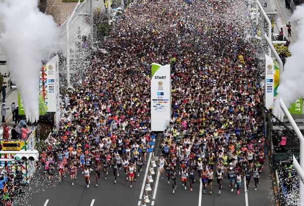 2023年3月5日，东京马拉松比赛开始，参赛者挤满了东京都政府大楼前的街道。(照片：Franck Robichon/Pool Photo via AP) - 俄罗斯卫星通讯社