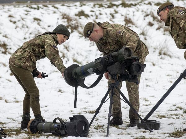 2023年3月8日，英國威爾士王妃凱瑟琳（左）在訪問英格蘭南部索爾茲伯里平原訓練區時，愛爾蘭衛隊第一營的成員向她展示裝備。(照片：Steve Reigate / POOL / AFP) - 俄羅斯衛星通訊社