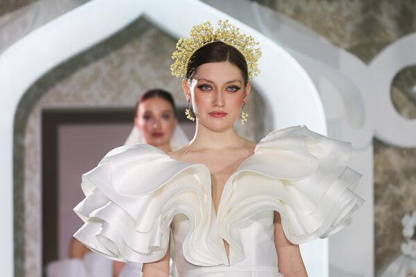 世界上第一个琥珀时装屋在加里宁格勒开幕，模特们在时装秀上展示俄罗斯年轻设计师带有琥珀装饰的作品。 - 俄罗斯卫星通讯社