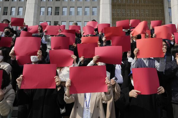 2023年3月7日，韩国首尔国民议会，韩国民间团体在反对韩国政府强征劳工受害者赔偿计划的集会上举起红牌。(照片：AP Photo/An Young-joon) - 俄罗斯卫星通讯社