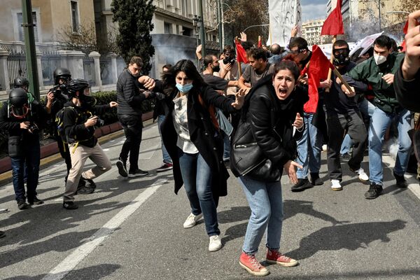 2023年3月5日，在2月28日晚間發生致命火車事故後，抗議者在雅典舉行的大規模示威中向投擲煙霧彈的防暴警察喊話。 - 俄羅斯衛星通訊社