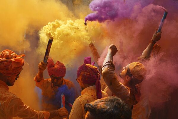 2023年3月6日，印度海得拉巴，人們唱歌、跳舞並相互塗抹顏料以慶祝胡里節。(照片：AP Photo/Mahesh Kumar A.) - 俄羅斯衛星通訊社