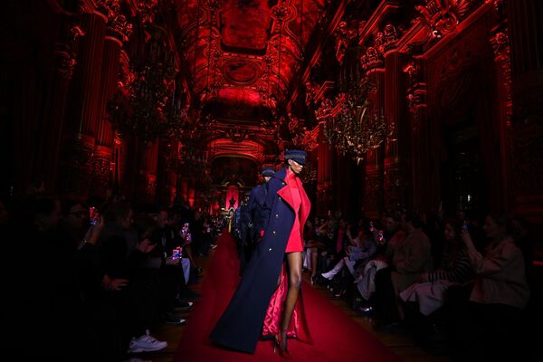 2023年3月6日，巴黎時裝週期間，模特展示鄧達斯2023-2024秋冬女裝系列作品。(照片：Stefano Rellandini / AFP) - 俄羅斯衛星通訊社