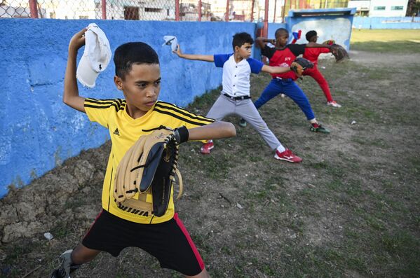 2023年3月6日，哈瓦那，孩子们参加棒球训练班。(照片：YAMIL LAGE / AFP) - 俄罗斯卫星通讯社