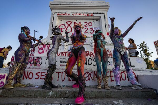 2023年3月8日，智利聖地亞哥，名為”Nuestros Pilares“的女權主義團體成員在三八國際婦女節的反對性別暴力示威中表演。(照片：AP Photo/Esteban Felix) - 俄羅斯衛星通訊社