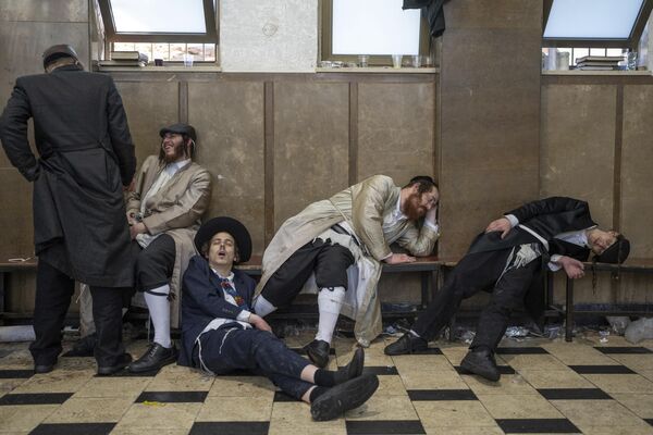 2023年3月8日，在耶路撒冷Mea Shearim社区，极端正统派犹太教男子在庆祝犹太人普珥节期间喝醉后休息。(照片：AP Photo/Ohad Zwigenberg) - 俄罗斯卫星通讯社