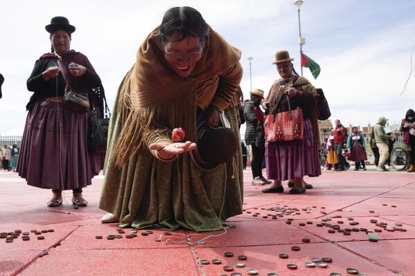 2023年3月5日，一名艾马拉妇女在玻利维亚埃尔阿尔托市建市周年纪念活动中玩转陀螺。(照片：AP Photo/Juan Karita) - 俄罗斯卫星通讯社