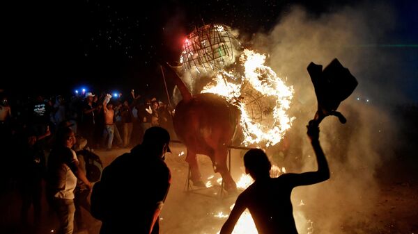 在墨西哥图尔特佩克市举行的烟火节上，人们放火焚烧公牛模型 - 俄罗斯卫星通讯社