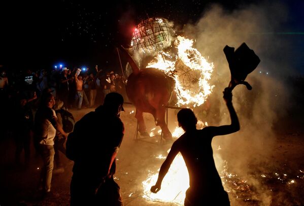 在墨西哥图尔特佩克市举行的烟火节上，人们放火焚烧公牛模型 - 俄罗斯卫星通讯社