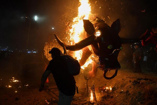 在墨西哥圖爾特佩克市舉行的煙火節上，人們放火焚燒公牛模型 - 俄羅斯衛星通訊社