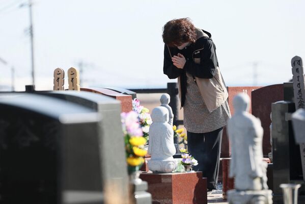 东日本大地震发生12周年之际，人们到福岛县的公墓里祭拜 - 俄罗斯卫星通讯社