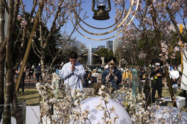 东京日比谷公园，人们在东日本大地震12周年纪念碑前献花并祈祷 - 俄罗斯卫星通讯社