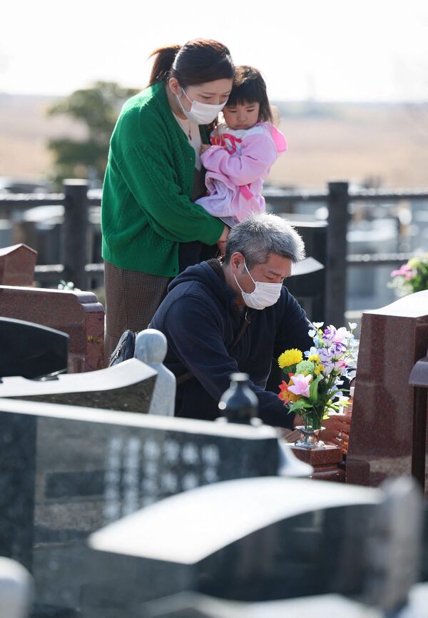 东日本大地震发生12周年之际，人们到福岛县的公墓里祭拜 - 俄罗斯卫星通讯社