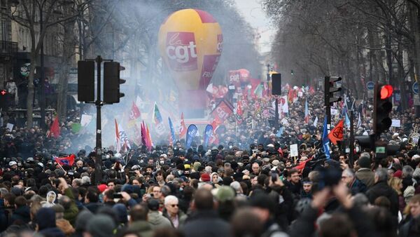 马克龙喜爱的餐厅在巴黎抗议退休改革的示威活动中被烧 - 俄罗斯卫星通讯社
