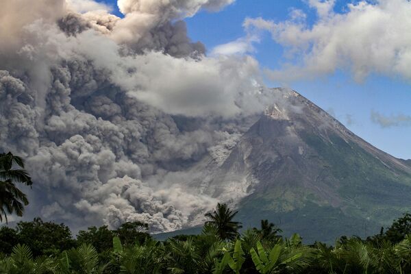 默拉皮火山喷发产生了大量炽热的灰云和火山灰 - 俄罗斯卫星通讯社