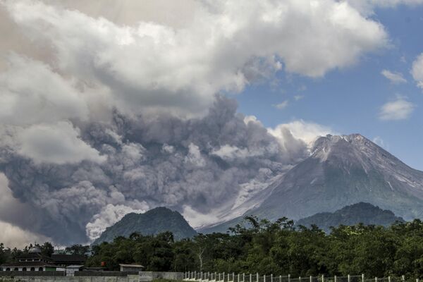 默拉皮火山喷发产生了大量炽热的灰云和火山灰 - 俄罗斯卫星通讯社