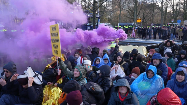 荷蘭：警察使用噴水驅散示威者 - 俄羅斯衛星通訊社