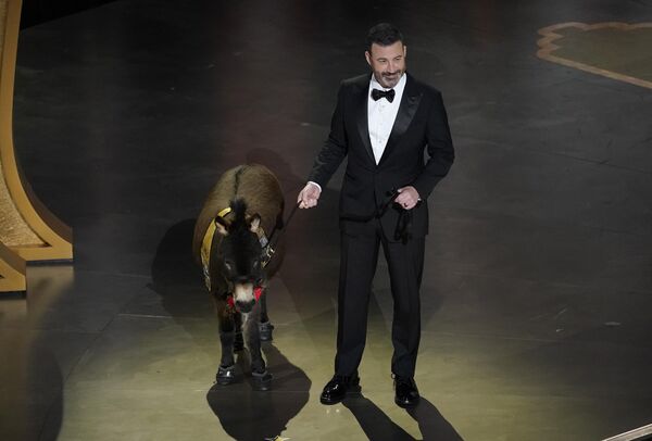 主持人吉米·坎摩尔手牵毛驴参加第95届“奥斯卡”颁奖典礼。 - 俄罗斯卫星通讯社