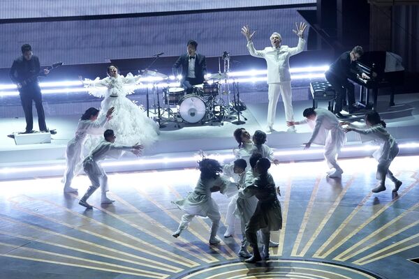 舞蹈演员在歌曲《This is the Life》的伴随声中，在第95届“奥斯卡”颁奖典礼上表演。 - 俄罗斯卫星通讯社