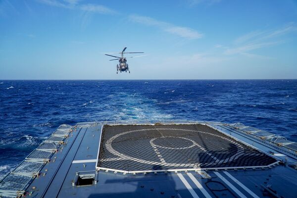 “戈尔什科夫海军上将”号护卫舰Ka-27直升机机组人员正在印度洋中部，演练潜艇搜索和跟踪战术，从舰艇甲板上出动。 - 俄罗斯卫星通讯社