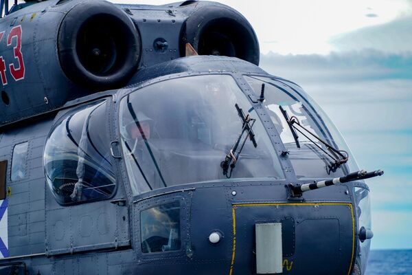“戈爾什科夫海軍上將”號護衛艦Ka-27直升機機組人員正在印度洋中部，演練潛艇搜索和跟蹤戰術，從艦艇甲板上出動。 - 俄羅斯衛星通訊社