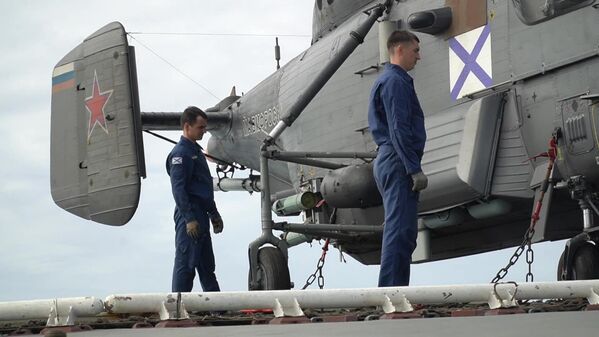 “戈尔什科夫海军上将”号护卫舰Ka-27直升机机组人员正在印度洋中部，演练潜艇搜索和跟踪战术，从舰艇甲板上出动。俄罗斯国防部提供一段视频中的定格画面。 - 俄罗斯卫星通讯社