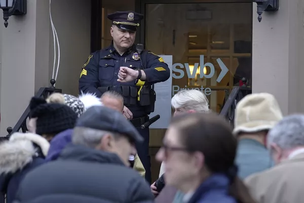馬薩諸塞州警察在硅谷銀行外執勤。 馬薩諸塞州警察在硅谷銀行外執勤。 - 俄羅斯衛星通訊社