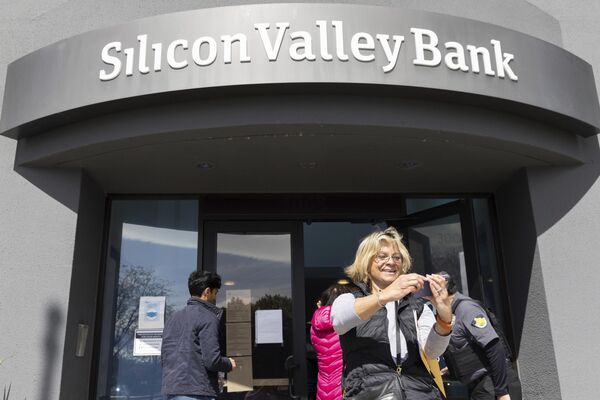 一名女性在加利福尼亚硅谷银行外拍照。 - 俄罗斯卫星通讯社