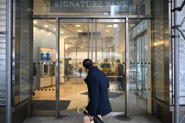 男子路過紐約市簽名銀行。 男子路過紐約市簽名銀行。 - 俄羅斯衛星通訊社