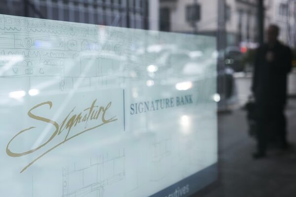 紐約市的簽名銀行（ Signature Bank）廣告牌。 - 俄羅斯衛星通訊社